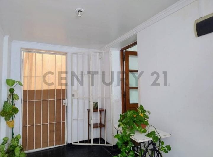 PH en Venta Zona Abasto, con Entrepiso, Hall de Entrada y Pequeña Terraza. 4 Amb - 4