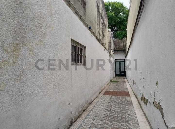 PH en Venta Zona Abasto, con Entrepiso, Hall de Entrada y Pequeña Terraza. 4 Amb - 2