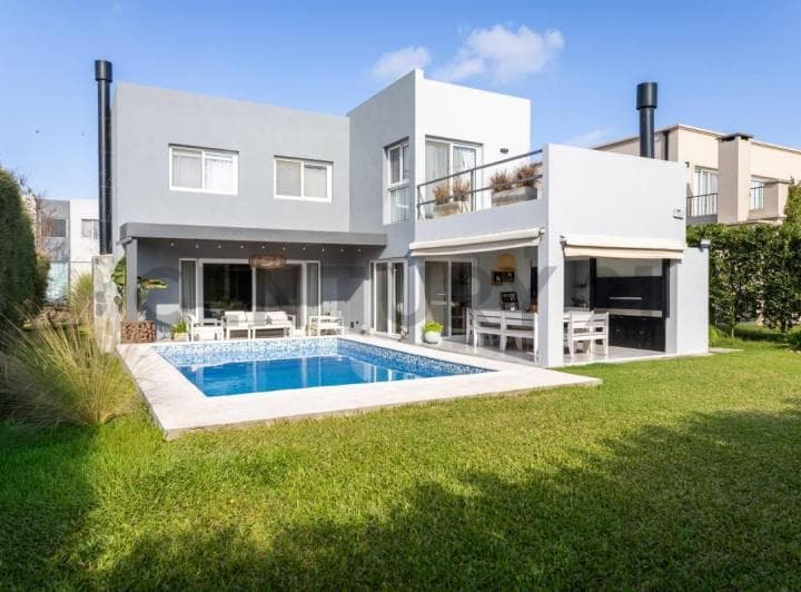 Excelente Casa en Lote Interno en Tipas, 4 Ambientes, Doble Galería, Jardín Parq - 2