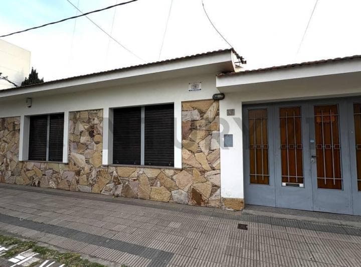 Casa en Venta de 2 Dorm., Apta Banco en La Plata - 2