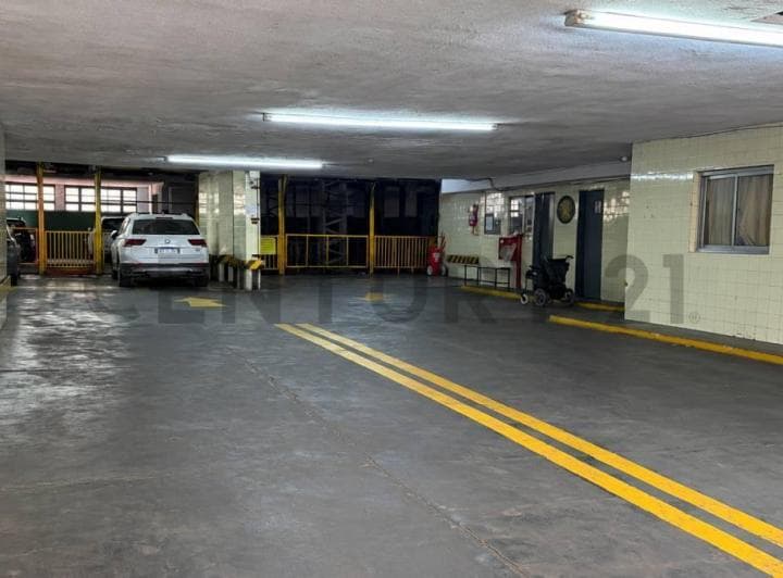Cochera a Media Cuadra de Plaza Vicente López - 2