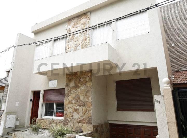 Casa en Venta en La Plata con 4 Dorm. - 2