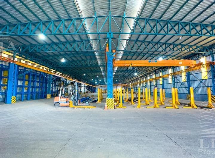 Depósito de 4700 m² - 5
