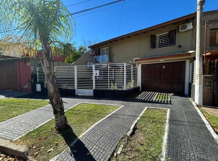 Venta Casa 4 Dorm. y Pileta B San Salvador - 2