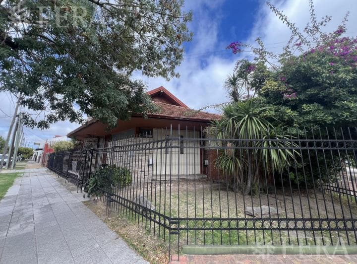 Venta Casa con 5 Ambientes en Wilde con Cochera y Piscina - 2
