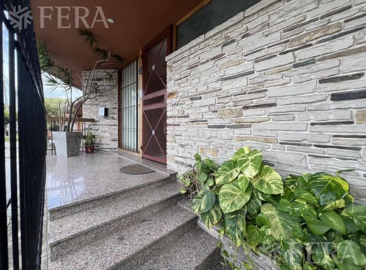 Venta Casa con 5 Ambientes en Wilde con Cochera y Piscina - 3