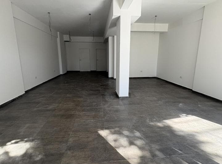 Excelente Local con 6 m² Frente Sobre Av Cabildo. Cerca de Los Accesos! - 3