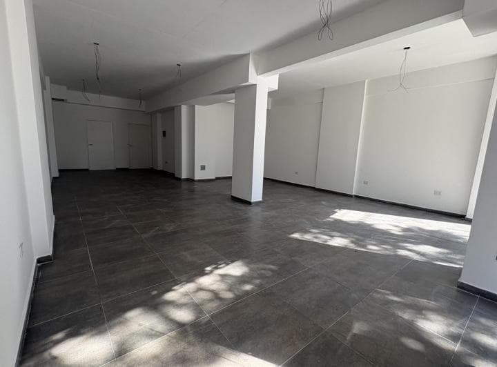 Excelente Local con 6 m² Frente Sobre Av Cabildo. Cerca de Los Accesos! - 2