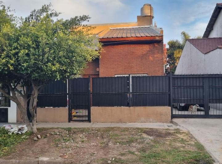 Venta Casa 6 Ambientes C/ Pileta y Jardin - Don Torcuato - 2