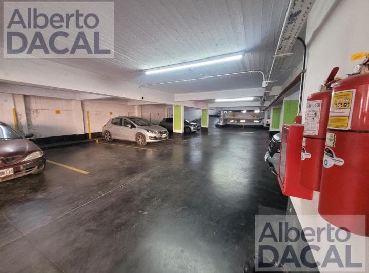 Edificio de Cocheras con Local Comercial - 4