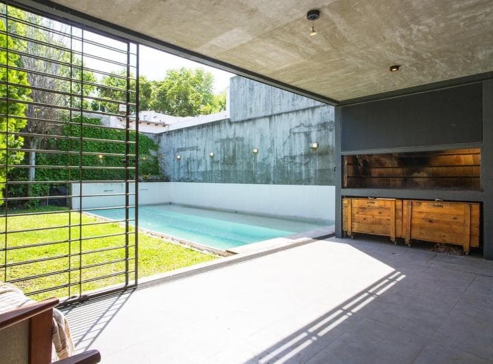 Venta/permuta - Casa Tres Dorm., Cocheras, Parque y Piscina en Echesortu - Rosario - 2