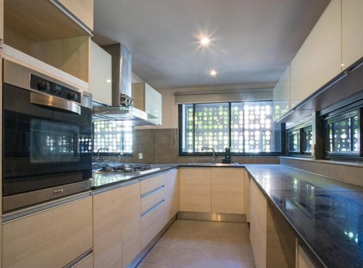 Venta/permuta - Casa Tres Dorm., Cocheras, Parque y Piscina en Echesortu - Rosario - 4