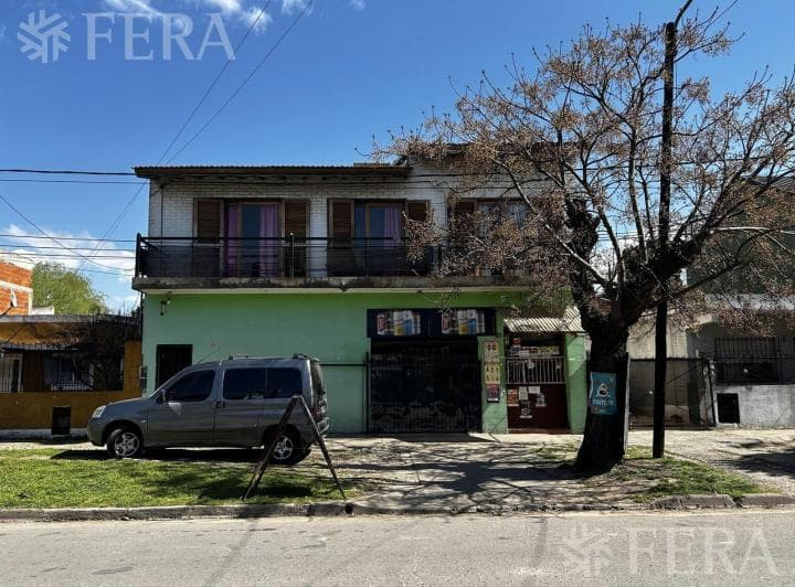 Venta Casa con Local de 4 Ambientes con Patio en Florencio Varela - 2