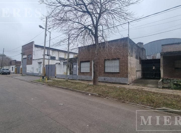 Excelente Propiedad Industrial Sobre Lote de 6.785 m² en San Fernando - 3