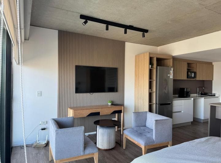 Alquiler Temporario, Amoblado y Equipado, Studio Piso Alto – Quartier del Bajo - 2
