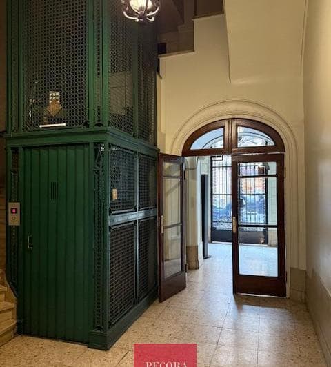 3 Ambientes Piso Alto en Edificio Antiguo de Gran Categoría Silencioso y Mucha Luz - 3
