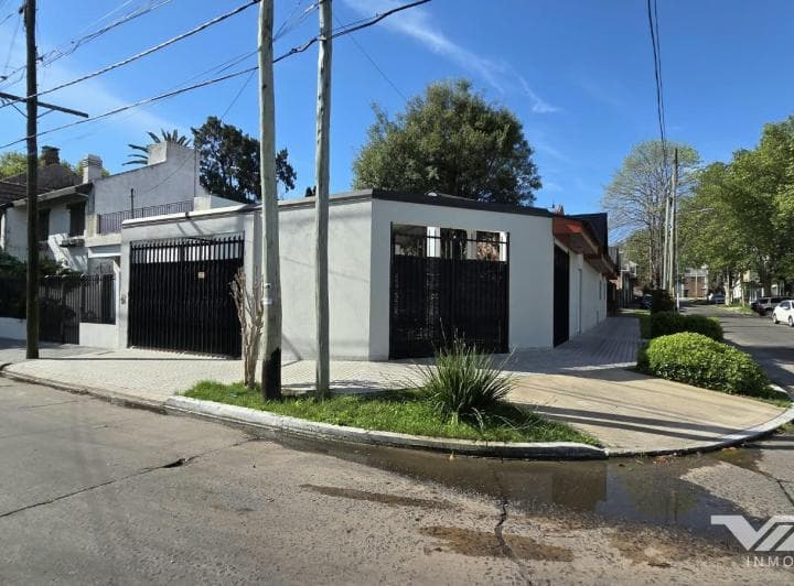 En Venta Casa 4 Amb C/ Cochera, Jardin y Galeria. Refaccionada. - V. Ballester - 2