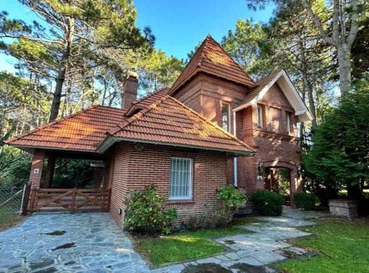Casa en Venta en Cariló, Remodelada, 5 Dorm., a 4 Cuadras del Mar - 2