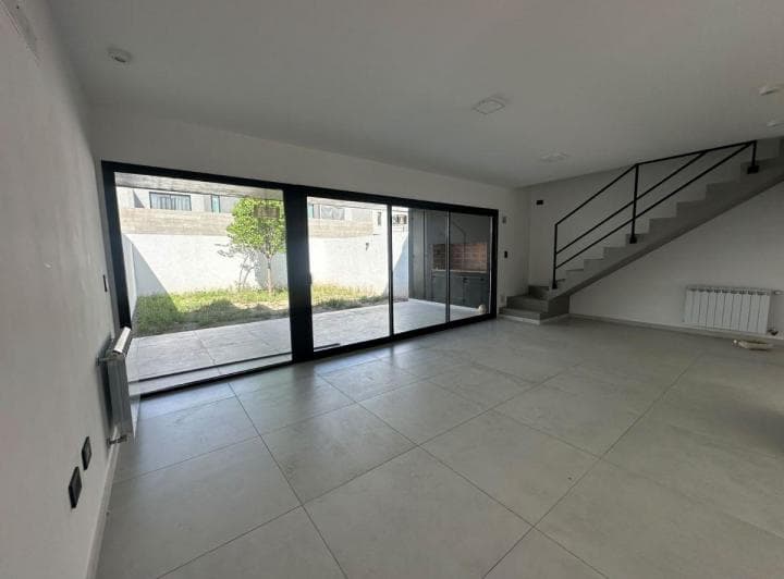 Duplex en Venta de 3 Dorm. a m de Espacio Verde en Colinas de Manantiales - 2