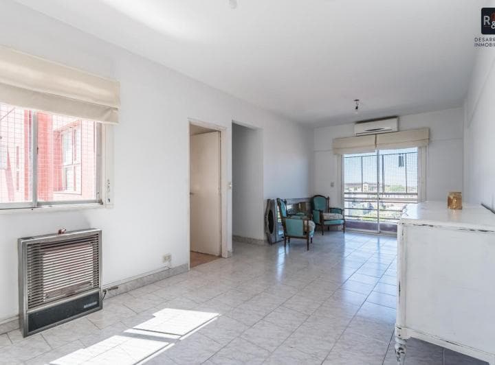 Venta de Departamento 4 Ambientes, Cochera y Balcón en La Boca - Muy Luminoso - 3