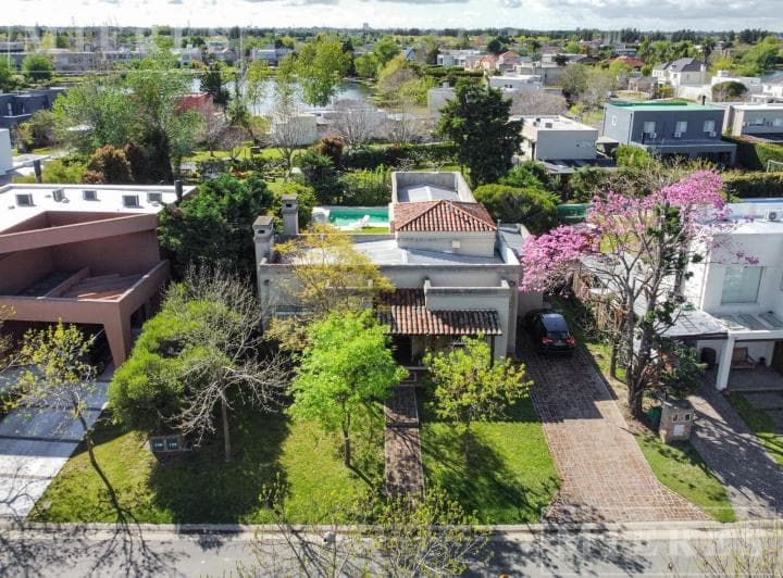 Casa en Venta Sobre Lote Interno en Santa Catalina, Villa Nueva - 3