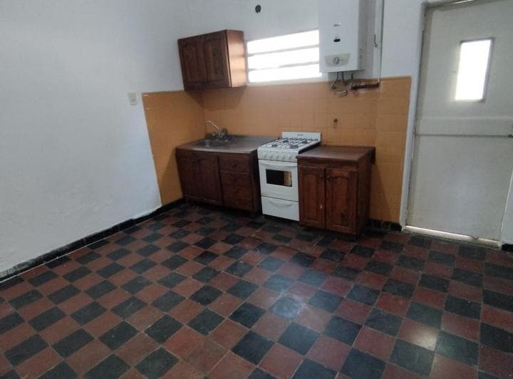 Casa de 2 Dorm. en B° Refineria. - 3