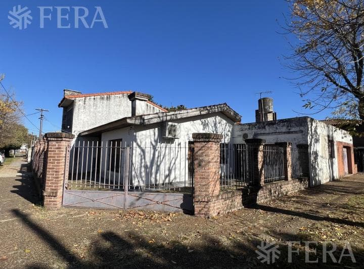 Venta Casa 5 Ambientes con Cochera en Wilde - 2