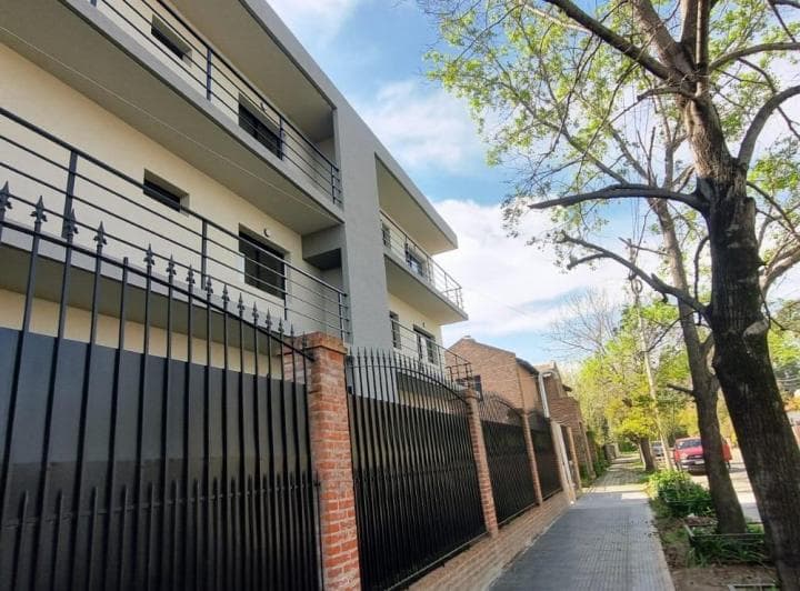 Duplex Tipo Casa con Jardin en Complejo Cerrado Hurlingham - 2