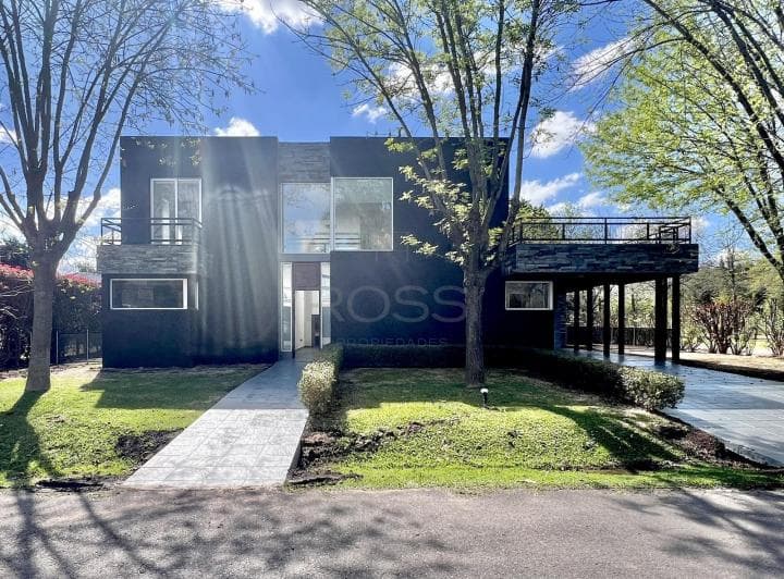 Casa 280 m² | Suite en Pb | Pileta | Quincho con Parrilla - Barrio Cerrado Santa Ana - 2