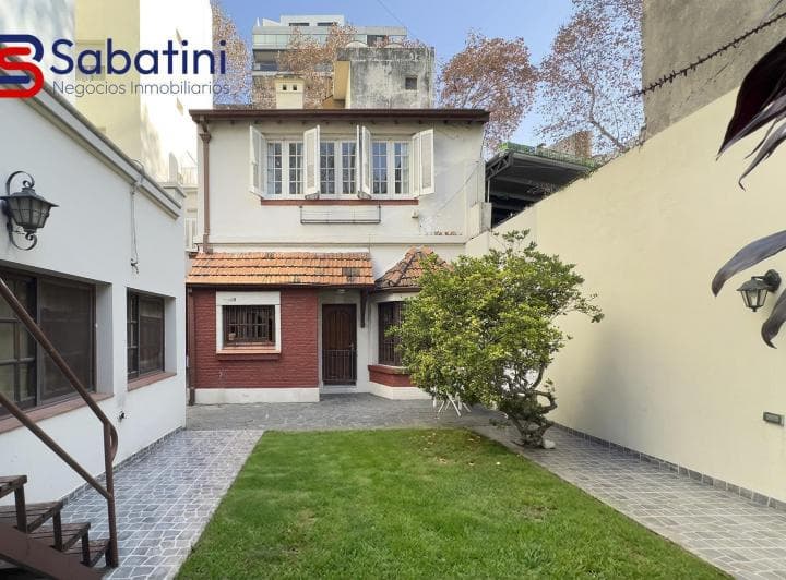 Exclusiva Casa Tudor Reciclada de 8 Ambientes con Jardín, Terraza y 2 Cocheras en Belgrano - 2