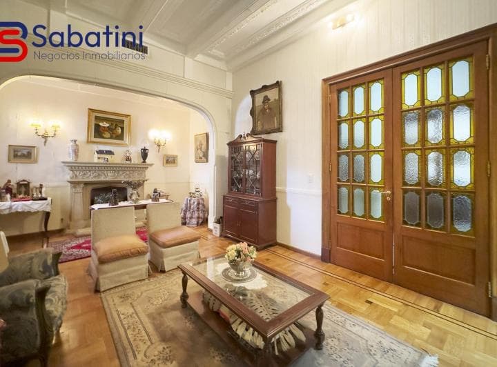 Exclusiva Casa Tudor Reciclada de 8 Ambientes con Jardín, Terraza y 2 Cocheras en Belgrano - 4