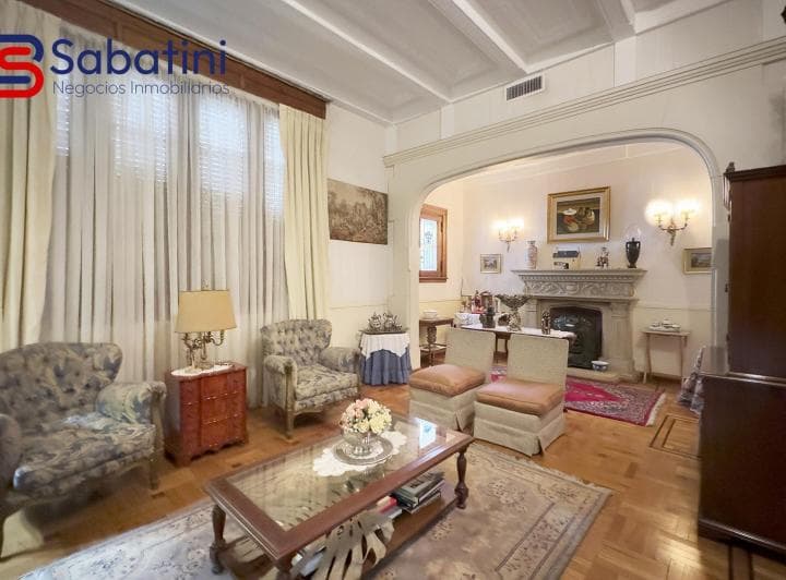 Exclusiva Casa Tudor Reciclada de 8 Ambientes con Jardín, Terraza y 2 Cocheras en Belgrano - 3