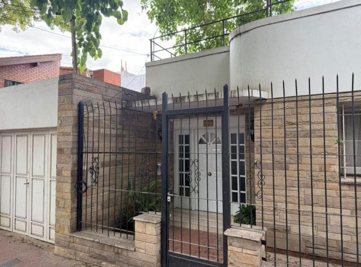 Hermosa Casa/ Almirante Brown N°1825 - 2