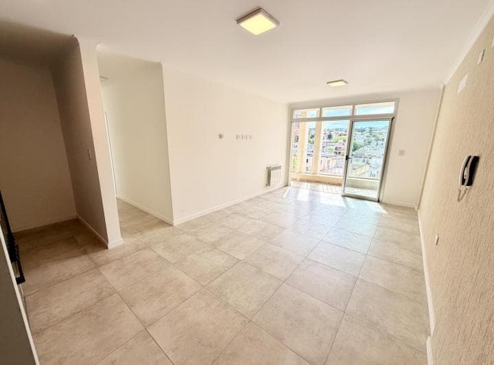 Dpto en Alquiler Anual - 2 Dorm. (Uno en Suite) - 2 Baños - Balcon con Asador - Cochera - 5