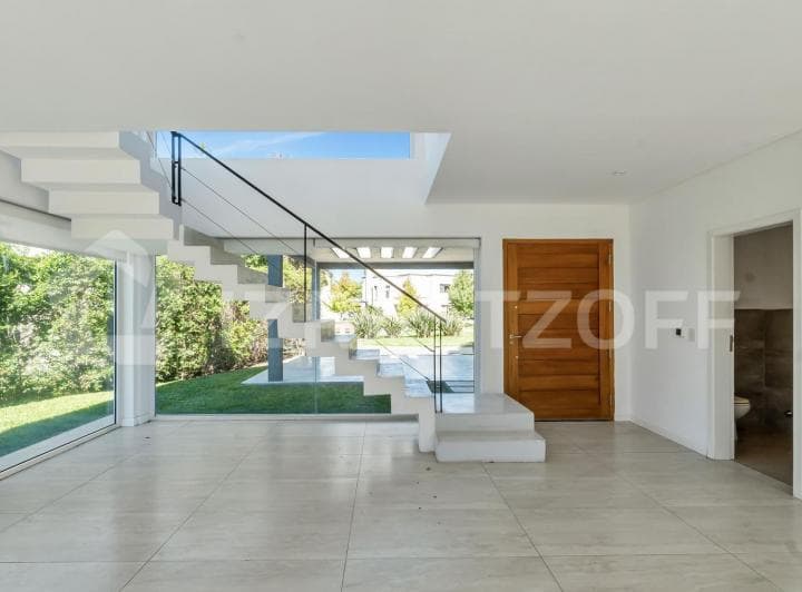 Casa en Alquiler Anual Sobre Lote Central en Ayres Plaza - 2