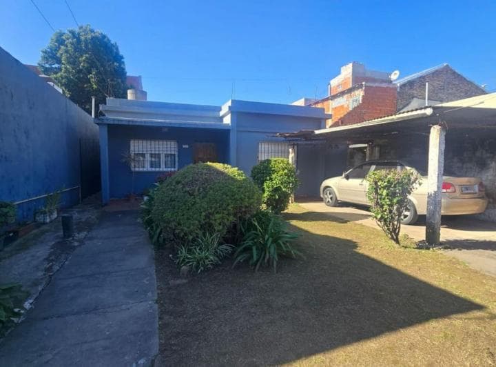 Casa de 3 Ambientes con Amplio Parque y Entrada Para Varios Autos - 2