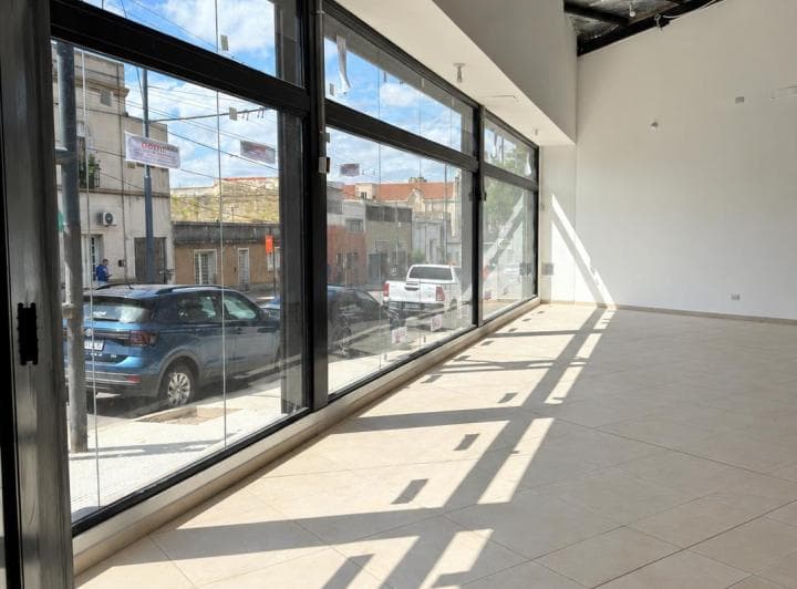 Excelente Local Comercial en Julio a Roca - 2