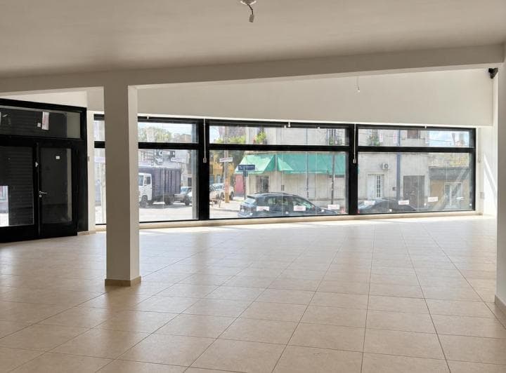 Excelente Local Comercial en Julio a Roca - 3