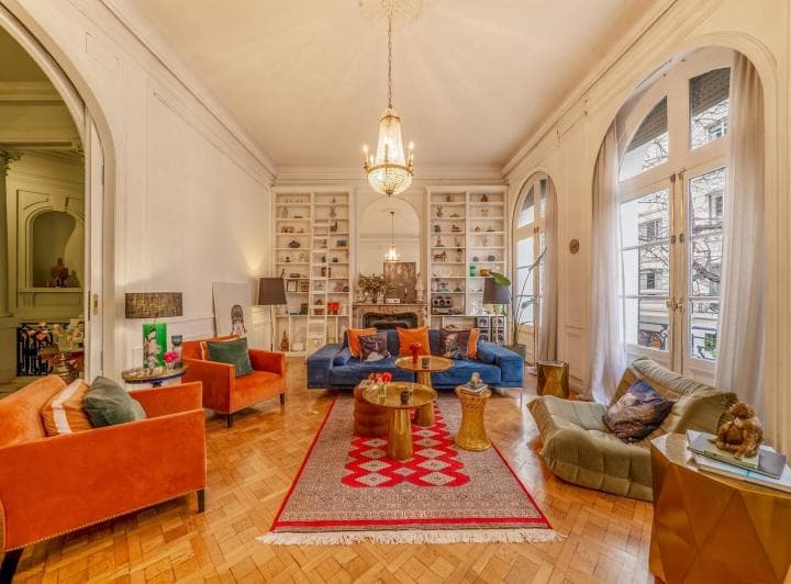 Casa Estilo Francés en Recoleta con Patio y 4 Cocheras - 2