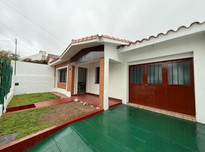 Casa a La Venta en Alto Alberdi de 2 Dorm. - 4