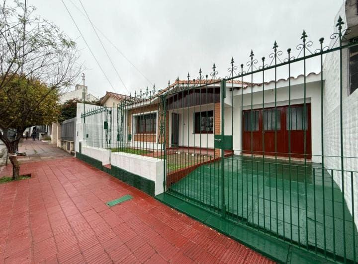 Casa a La Venta en Alto Alberdi de 2 Dorm. - 2
