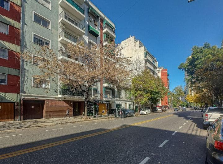 Piso de Categoría con Cochera en Caballito - 2