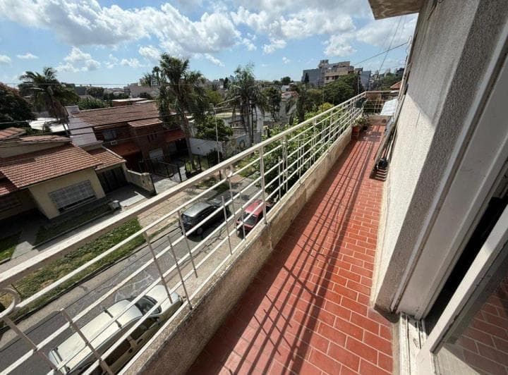 Venta Amplio Dpto 3 Amb. Tapiales C/balcón Corrido - 2