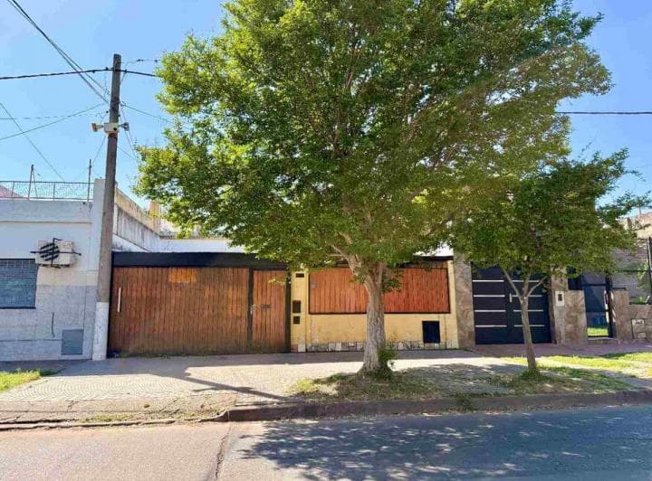 Venta Casa 3 Dorm. con Patio y Cochera - 2