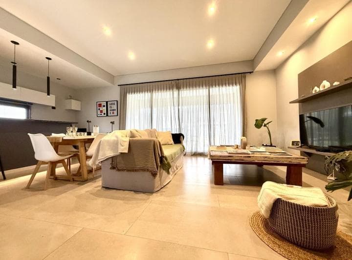 Moderna Casa de Una Sola Planta con 3 Dorm. en Venta en El Barrio Cerrado Santo Tomas Pilar - 2