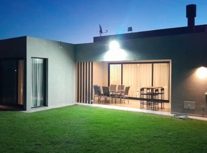 Moderna Casa de Una Sola Planta con 3 Dorm. en Venta en El Barrio Cerrado Santo Tomas Pilar - 4