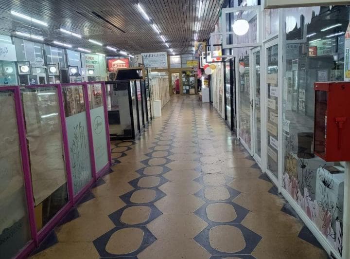 Local con Entre Piso de Losa en Galeria Centenera, en 1° Junta, Ingreso por 2 Calles - 2