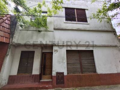 115 e/ 37 y 38- Vendemos Casa - 4 dormitorios- con parque y piscina - Apto profesional - - 2