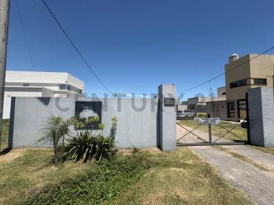 Casa en venta. Barrio Cerrado "El Ombu" - Principal