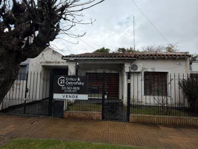 Casa en venta en Ringuelet a refaccionar con 2 dormitorios y parque - 2